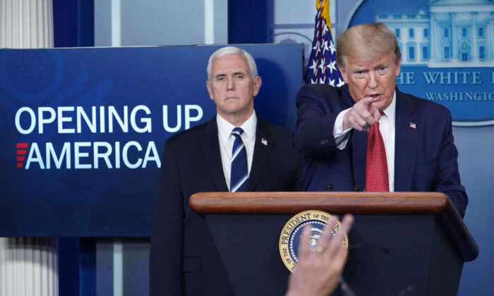 O presidente Donald Trump responde a perguntas de jornalistas durante a coletiva diária sobre o vírus do PCC na Brady Briefing Room da Casa Branca em Washington, em 16 de abril de 2020 (MANDEL NGAN / AFP via Getty Images)