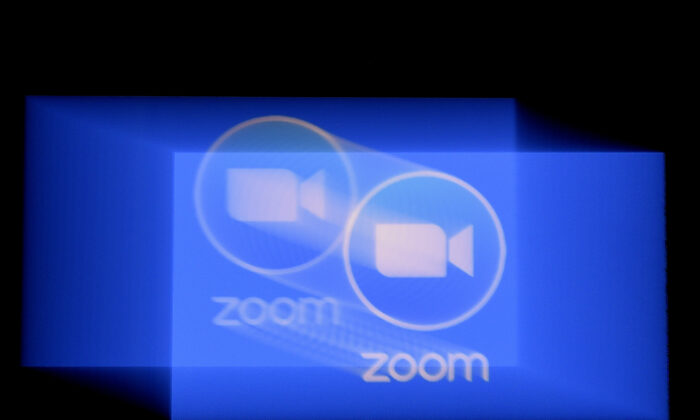 Nesta ilustração, um logotipo do Zoom App é exibido em um smartphone em 30 de março de 2020 em Arlington, Virginia (OLIVIER DOULIERY / AFP via Getty Images)