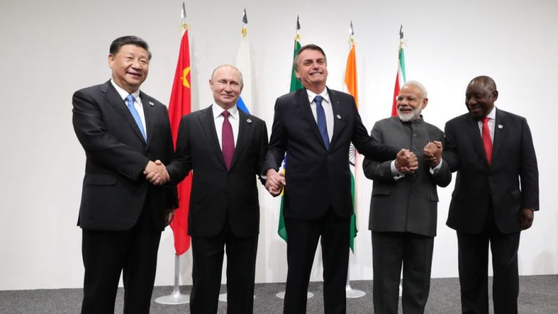 (Da esquerda) O presidente chinês Xi Jinping, o presidente russo Vladimir Putin, o presidente brasileiro Jair Bolsonaro, o primeiro-ministro da Índia Narendra Modi e o presidente sul-africano Cyril Ramaphosa apertam as mãos enquanto posam durante uma reunião de cúpula do BRICS na cúpula do G20 em Osaka em 28 de junho, 2019 (Foto MIKHAIL KLIMENTYEV / AFP via Getty Images)