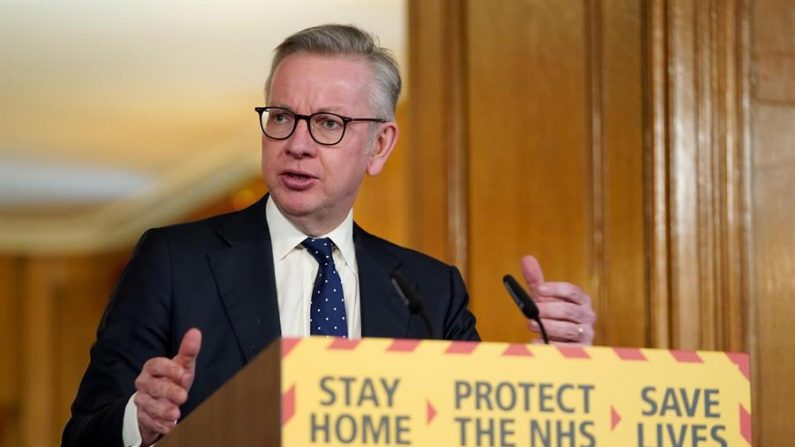 Uma fotografia do folheto disponibilizada pela n10 Downing street mostra o Chanceler do Ducado de Lancaster, Michael Gove, realizando uma conferência de imprensa digital sobre a Covid-19 na n10 Downing street em Londres, Grã-Bretanha 04 de abril de 2020 (EFE / EPA / DIVULGAÇÃO DOWNING STREET)