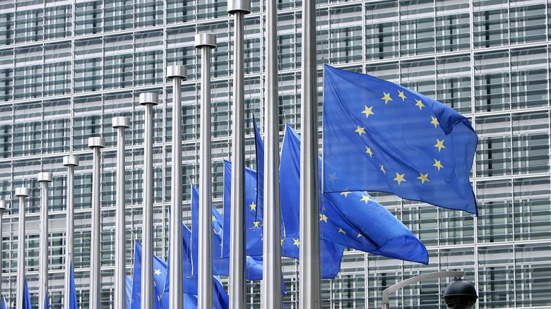 Bandeiras em frente à sede da Comissão Europeia em Bruxelas (Foto THIERRY MONASSE / AFP via Getty Images)