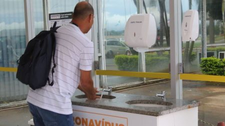 Anvisa publica lista com produtos que podem substituir o álcool 70%