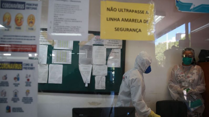 Forças Armadas promovem ação de desinfecção no Hospital Regional da Asa Norte (HRAN), uma das medidas adotadas para prevenir a contaminação pelo novo coronavírus (© Marcello Casal Jr/Agência Brasil)