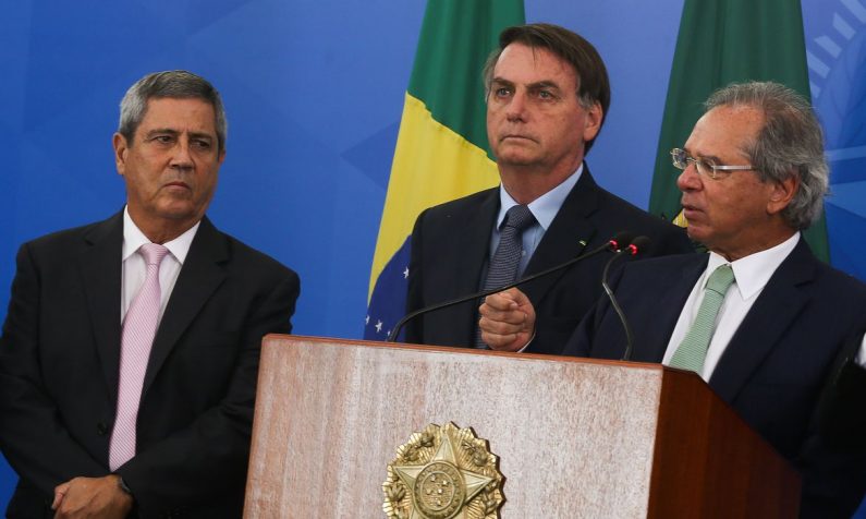 Corregedor-geral do TSE inocenta Bolsonaro e Braga Netto, mas ex-presidente continua inelegível