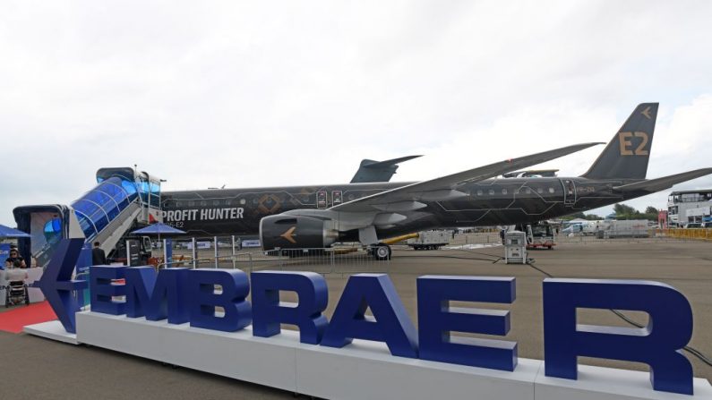 Uma exibição dos aviões Profit Hunter da Embraer, o E195-E2, fica na pista durante o Singapore Airshow em Singapura em 11 de fevereiro de 2020 (Foto por ROSLAN RAHMAN / AFP via Getty Images)