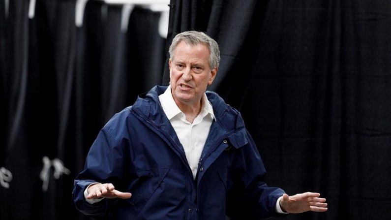 O prefeito da cidade de Nova Iorque, Bill de Blasio, realiza uma conferência de imprensa sobre uma nova instalação hospitalar temporária em um dos prédios do USTA Billie Jean King National Tennis Center em Queens, Nova Iorque, EUA, 10 de abril de 2020 (EFE / EPA / JUSTIN LANE )