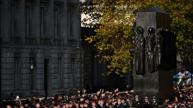 Veteranos militares em torno do Monumento às Mulheres da Segunda Guerra Mundial, enquanto participam da cerimônia de lembrança no Cenotaph on Whitehall, no centro de Londres, em 10 de novembro de 2019 (Foto por DANIEL LEAL-OLIVAS / AFP via Getty Images)