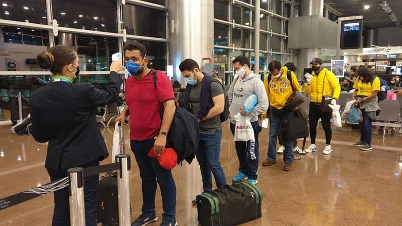 Fotografia gentilmente cedida pelo Secretário de Relações Exteriores (SRE) mostrando turistas brasileiros durante o voo de volta para seu país, neste sábado, no Aeroporto Internacional da Cidade do México (EFE / Secretário de Relações Exteriores / APENAS EDITORIAL)