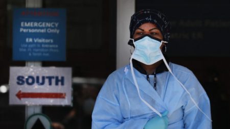 Pacientes podem espalhar o vírus antes de exibir os sintomas, afirmam pesquisadores