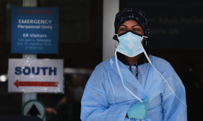 Uma equipe médica mostra um kit de teste para detectar o novo coronavírus em um exame COVID-19, no UMC em Amsterdã, na Holanda, em 24 de março de 2020 (ROBIN VAN LONKHUIJSEN / ANP / AFP via Getty Images)