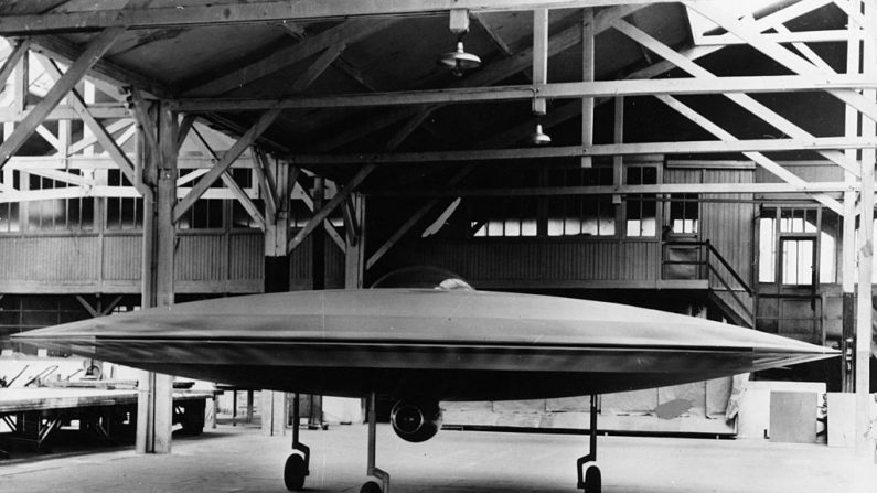 Um modelo em escala 3/5 de uma aeronave proposta do VTOL, o Couzinet Aerodyne RC-360, em exposição em uma oficina na Ile de la Jatte em Levallois-Perret, Paris, 1955. Projetado pelo engenheiro aeronáutico francês Rene Couzinet (1904 - 1956) (Foto de Keystone / Hulton Archive / Getty Images)