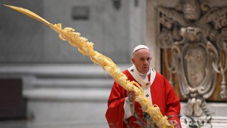 Papa homenageia sacerdotes e profissionais que combatem coronavírus