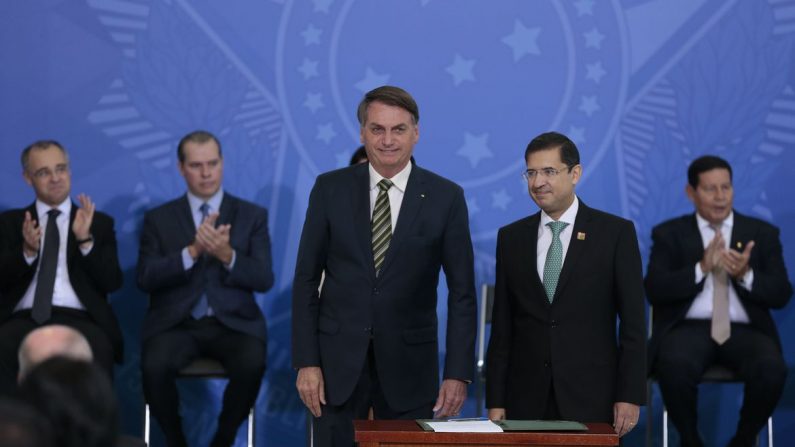 O Presidente da República, Jair Bolsonaro participa da solenidade de posse do advogado-geral da União, José levi no Palácio do Planalto (© Marcello Casal Jr/Agência Brasil)