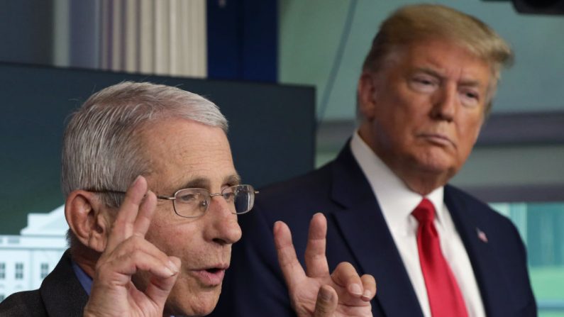 Anthony Fauci, diretor do Instituto Nacional de Alergia e Doenças Infecciosas, fala durante o briefing diário da Força-Tarefa de Coronavírus da Casa Branca na Sala de Breves da James Brady Press House 13 de abril de 2020 em Washington, DC (Foto por Alex Wong / Getty Images)