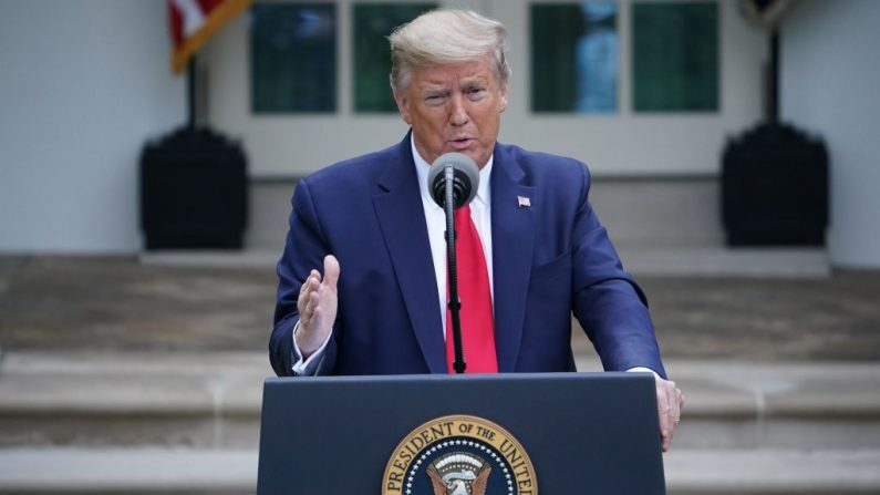 O presidente dos EUA, Donald Trump, fala durante o briefing diário sobre o novo coronavírus, que causa o COVID-19, no Jardim de Rosas da Casa Branca em 14 de abril de 2020, em Washington, DC (Foto: MANDEL NGAN / AFP via Getty Images)