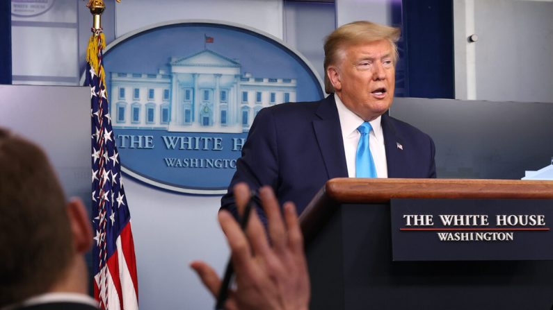 O presidente Donald Trump fala com jornalistas após uma reunião da força-tarefa sobre coronavírus na Sala de Imprensa da Brady Press na Casa Branca em Washington em 7 de abril de 2020 (Chip Somodevilla / Getty Images)