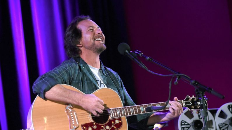 O músico Eddie Vedder se apresenta durante o Citi Sound Vault Apresenta Eddie Vedder na The Chapel em 6 de novembro de 2017 em San Francisco, Califórnia (Foto de Kevin Winter / Getty Images para Citi)