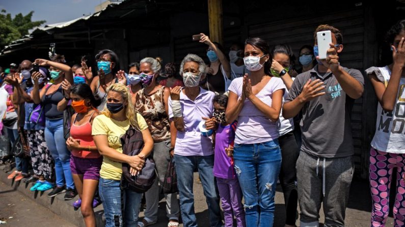 Venezuelanos com máscaras em Caracas em 8 de abril (CRISTIAN HERNANDEZ / AFP via Getty Images)