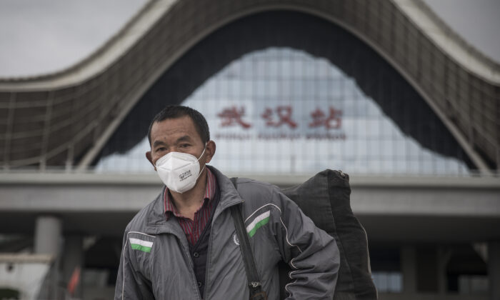 Um passageiro usa uma máscara depois de chegar à Estação Ferroviária de Wuhan em Wuhan, província de Hubei, China, em 28 de março de 2020 (Getty Images)