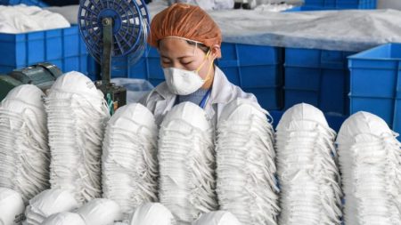 Muitas fábricas de máscaras na China não atendem aos padrões de saneamento e qualidade