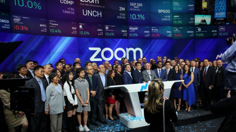 O fundador do Zoom, Eric Yuan, posa com os membros de sua equipe após a cerimônia de abertura, onde a empresa de software de videoconferência Zoom anunciou que o IPO custa US $ 36 por ação, com um valor estimado de US $ 9,2 bilhões em 18 de abril de 2019 na cidade de Nova York (Foto por Kena Betancur / Getty Images)