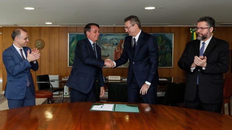 Presidente da República Jair Bolsonaro, durante assinatura do Termo de Posse do senhor Rolando Alexandre de Souza, Diretor-Geral da Polícia Federal
(Foto: Isac Nóbrega/PR)