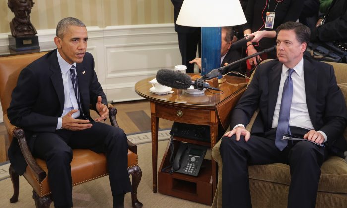 O então presidente Barack Obama e o então diretor do FBI James Comey (R) no Salão Oval da Casa Branca em Washington, em 3 de dezembro de 2015 (Chip Somodevilla / Getty Images)