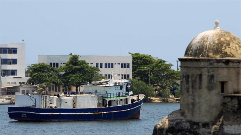 Fotografia do cargueiro colombiano "Susurro", que passa por uma quarentena ancorado na Bahía de las Ánimas, em 23 de maio de 2020, em frente à cidade murada de Cartagena das Índias (Colômbia) (EFE / Ricardo Maldonado Rozo)