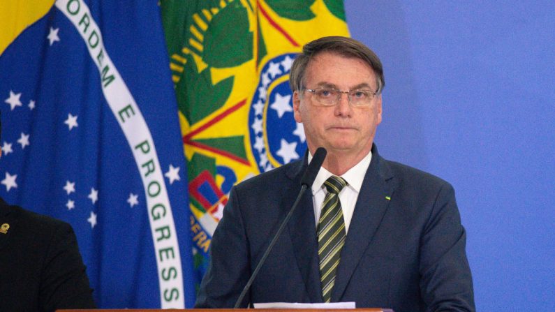 O presidente brasileiro Jair Bolsonaro fala durante a cerimônia de posse do recém-nomeado ministro da Justiça André Luiz Mendonça e do novo procurador-geral brasileiro José Levi Mello no Palácio do Planalto em 29 de abril de 2020 em Brasília, Brasil (Andressa Anholete / Getty Images)