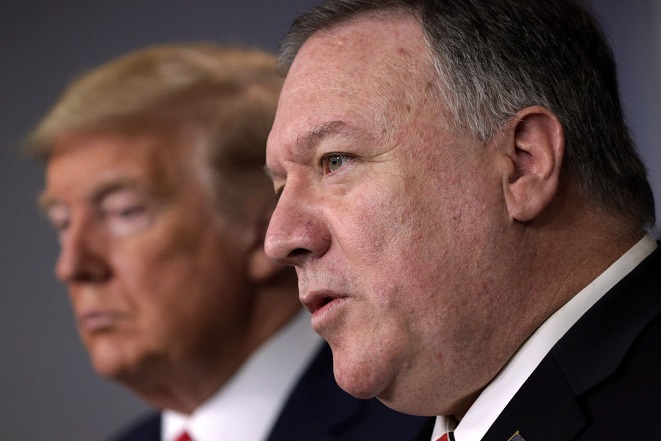 Secretário de Estado dos EUA Mike Pompeo fala enquanto o presidente Donald Trump ouve durante uma coletiva sobre o desenvolvimento do surto de coronavírus em 20 de março de 2020 em Washington, DC (Alex Wong / Getty Images)