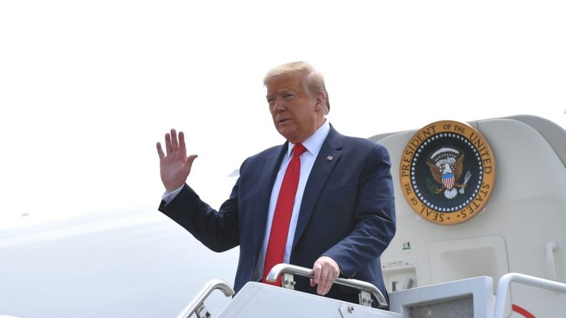 O presidente Donald Trump deixa o Air Force One ao chegar ao Aeroporto Internacional Lehigh Valley, em Allentown, Pensilvânia, em 14 de maio de 2020 (Mandel Ngan / AFP via Getty Images)