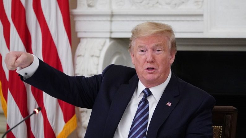 O presidente dos Estados Unidos, Donald Trump, se reúne com membros republicanos do Congresso dos Estados Unidos na sala de jantar do estado da Casa Branca em Washington, DC, em 8 de maio de 2020 (MANDEL NGAN / AFP via Getty Images)