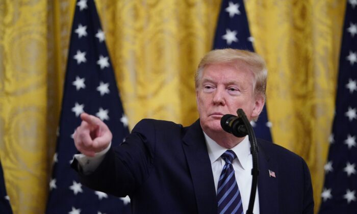 O presidente dos Estados Unidos, Donald Trump, fala sobre a proteção dos idosos nos Estados Unidos da pandemia na Sala Leste da Casa Branca, em Washington, em 30 de abril de 2020 (Mandel Ngan / AFP via Getty Images)