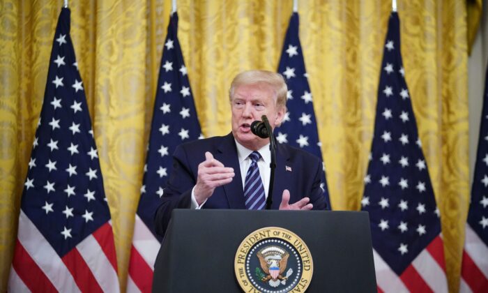 Presidente Donald Trump fala sobre a proteção de idosos nos EUA durante a pandemia de COVID-19, na Sala Leste da Casa Branca, Washington, em 30 de abril de 2020 (MANDEL NGAN / AFP via Getty Images)