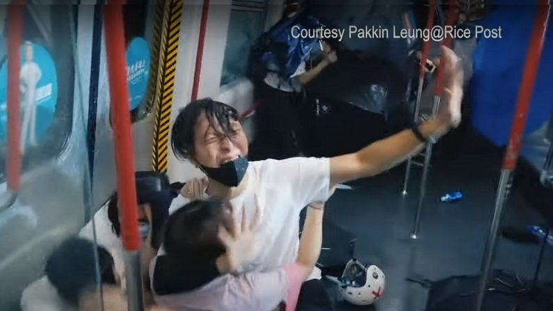 Jovens protestantes choram enquanto são atacados dentro do metrô de Hong Kong pela polícia (Pakkin Leung@Rice Post/ O Método do PCC)