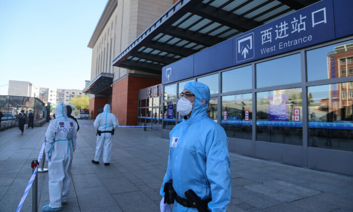 Policiais ficam de guarda do lado de fora da Estação Ferroviária de Jilin City, que está fechada devido ao surto de vírus do PCC em Jilin, China, em 13 de maio de 2020 (STR / AFP via Getty Images)