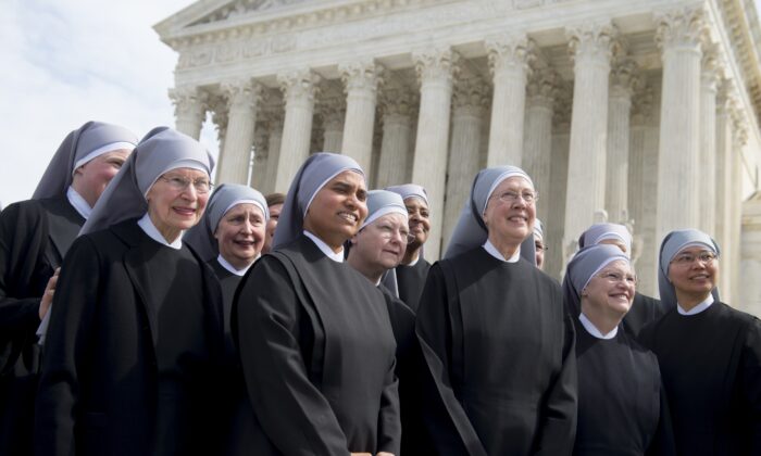 Freiras pertencentes à Pequenas Irmãs dos Pobres perante a Suprema Corte de Washington em 23 de março de 2016 (Saul Loeb/ AFP via Getty Images)