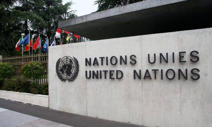O emblema das Nações Unidas é visto em frente ao Escritório das Nações Unidas (UNOG) em Genebra, Suíça (Johannes Simon / Getty Images)