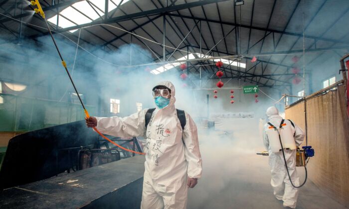 Funcionários desinfetam um mercado em Suifenhe, Heilongjiang, China, em 6 de maio de 2020 (STR / AFP via Getty Images)