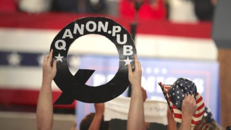 Facebook elimina contas vinculadas ao QAnon por ‘comportamento não autêntico’