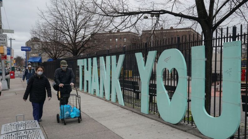 Uma placa de agradecimento aos socorristas fica como uma cerca do outro lado da rua do Hospital Elmhurst, no distrito de Queens, em 31 de março de 2020 em Nova Iorque (Foto de BRYAN R. SMITH / AFP via Getty Images)