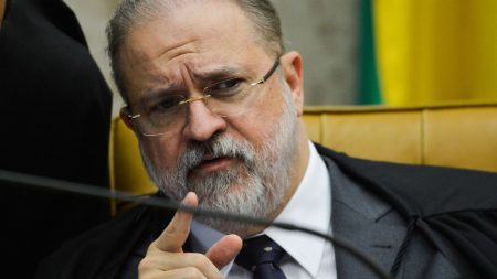 Senadores pedem que Augusto Aras seja investigado