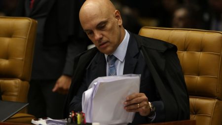 Moraes multa X em R$700 mil por não excluir posts chamando Lira de “estuprador” imediatamente