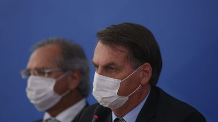 Guedes vai pedir a Bolsonaro que vete exclusões de categorias do congelamento de salários