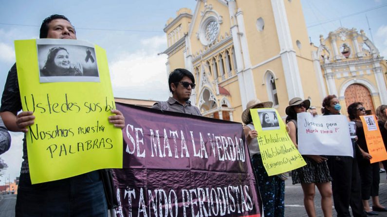 Jornalistas protestam contra o assassinato de sua colega Maria Helena Ferral na praça Lerdo, em Xalapa, estado de Veracruz, México, em 1º de abril de 2020 (Foto: HECTOR QUINTANAR / AFP via Getty Images)