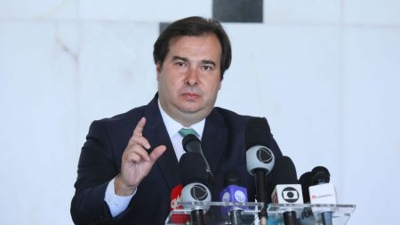 Rodrigo Maia esconde na gaveta PEC que acaba penduricalhos no serviço público