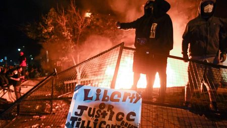 Mineápolis tem 3ª noite de violência após morte de George Floyd