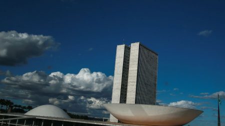 Jogo de cena é a ordem quando se trata de reduzir o número de parlamentares