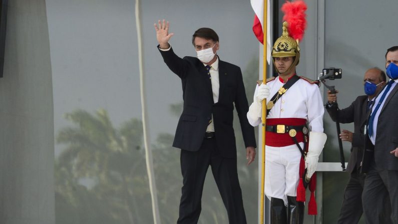 O presidente Jair Bolsonaro fala à imprensa  da rampa do Palácio do Planalto e cumprimenta apoiadores (© Marcello Casal Jr/Agência Brasil)