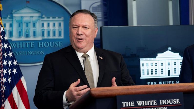 O Secretário de Estado dos EUA, Mike Pompeo, discursa na Casa Branca em Washington, em 8 de abril de 2020 (EFE / CHRIS KLEPONIS / Archivo)